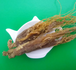 ŽENŠEN PRAVÝ červený kořen celý sypaný bylinný čaj 50g | Centrum bylin  